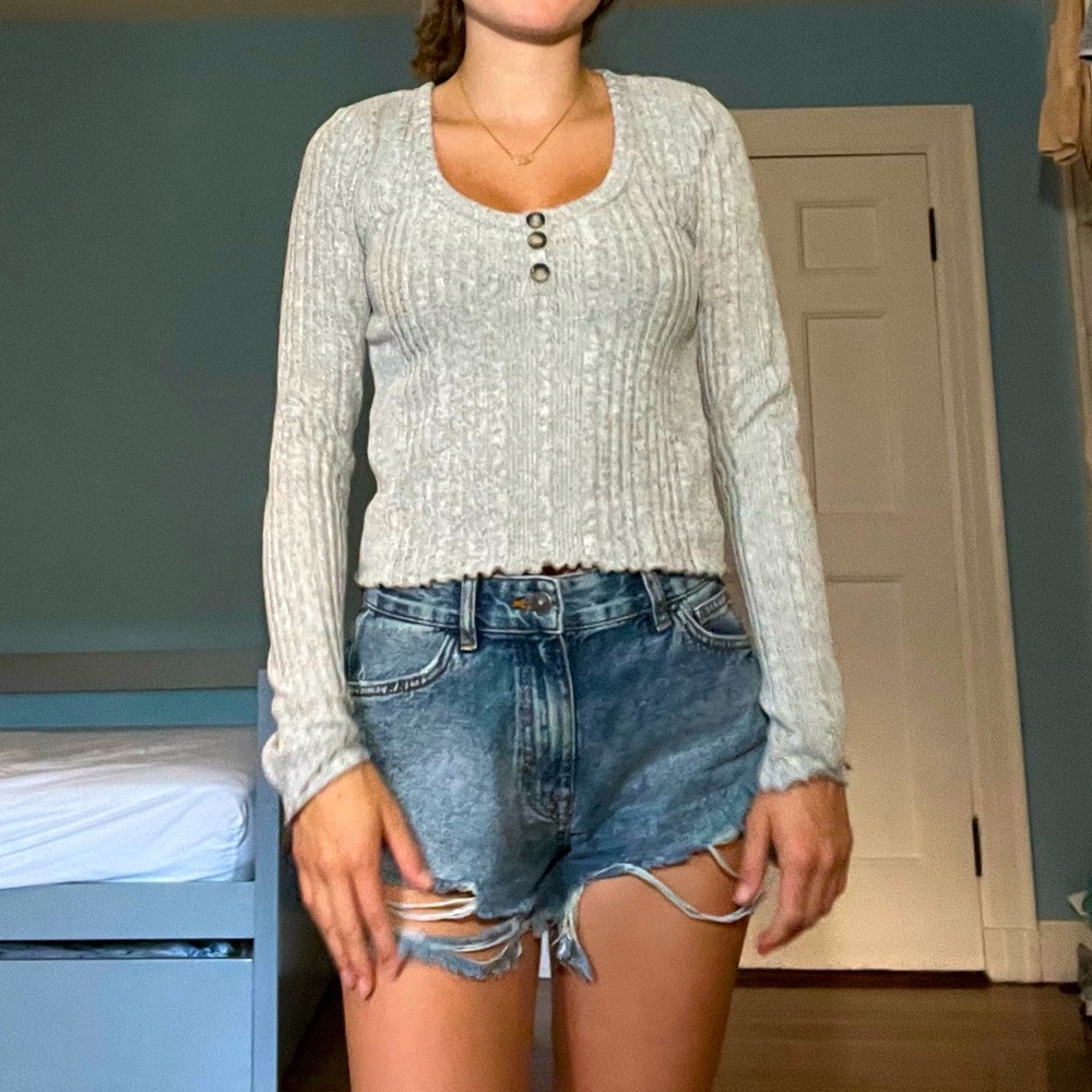gray long sleeve shirt (light sweater material)